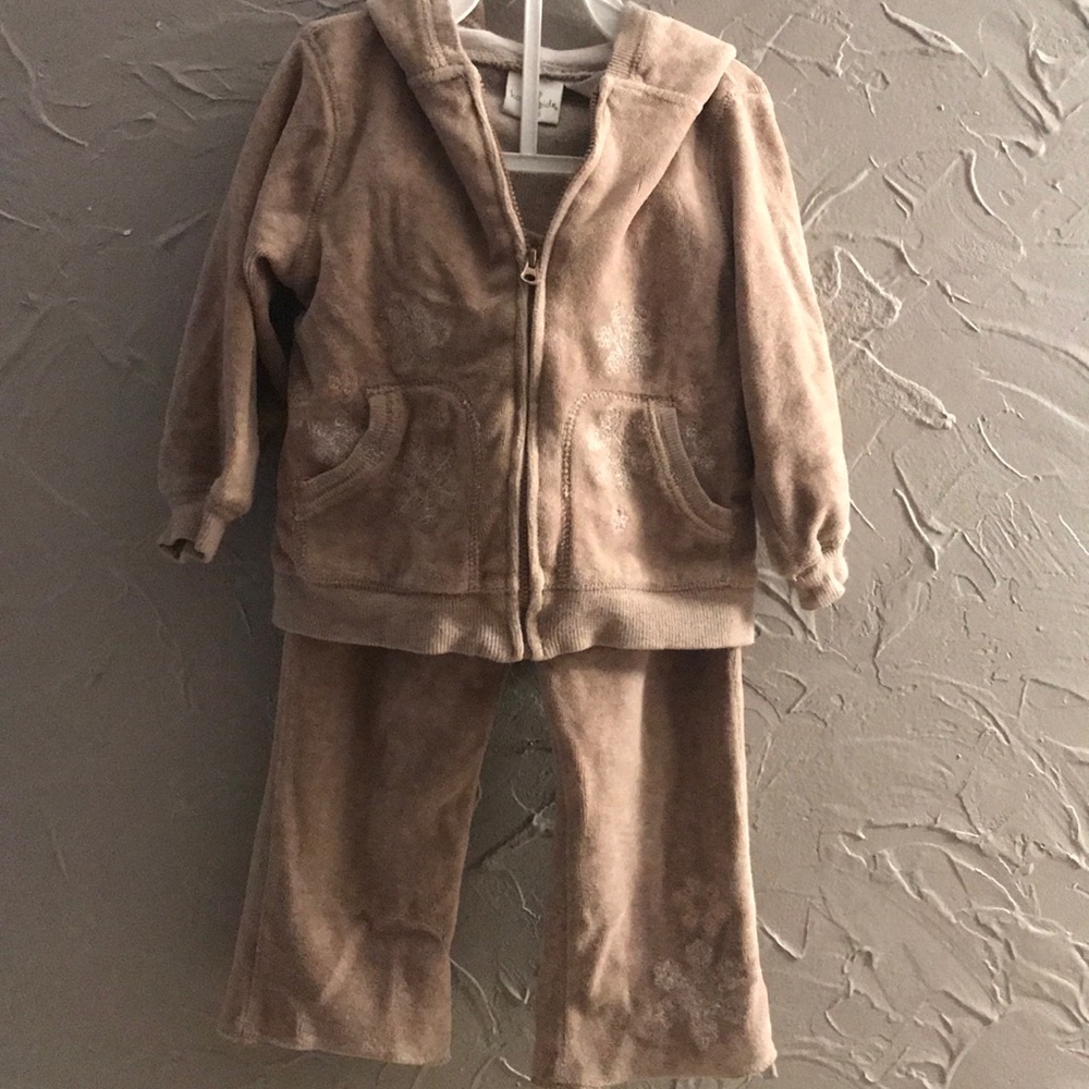 Velour sweatsuit outfit